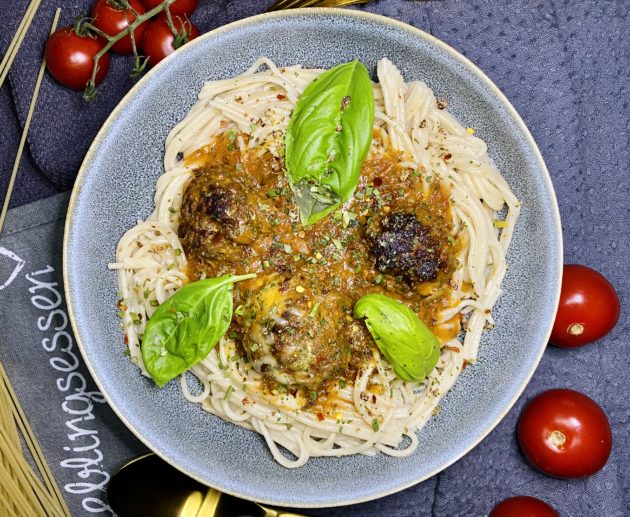 Hackbällchen mit Reis-Pasta