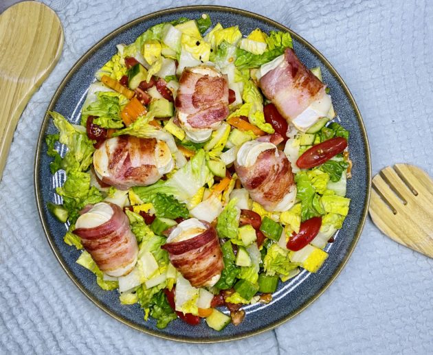 Salat mit Ziegenkäse im Speckmantel