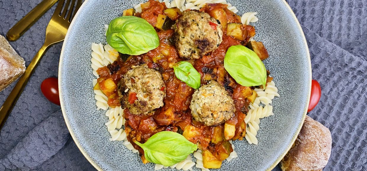 Gemüse-Hackbällchen auf Zucchini-Tomaten-Ragout