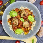 Gemüse-Hackbällchen auf Zucchini-Tomaten-Ragout