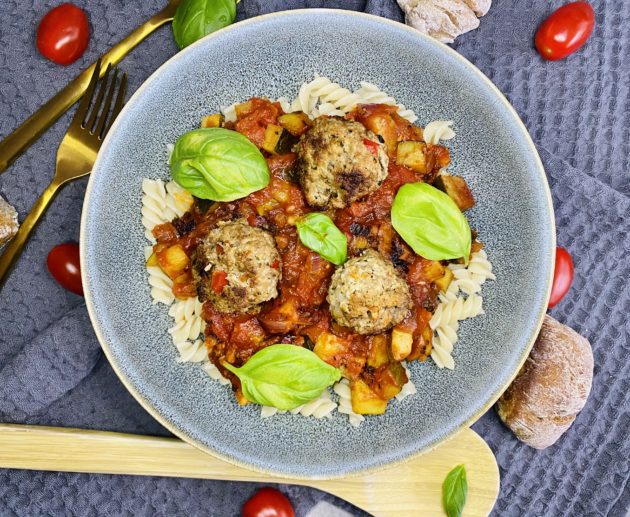 Gemüse-Hackbällchen auf Zucchini-Tomaten-Ragout