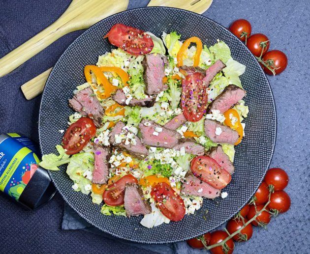 Salat mit Steak-Streifen