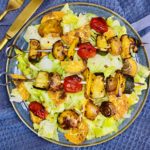Gemüse-Fleisch-Spieße mit Salat
