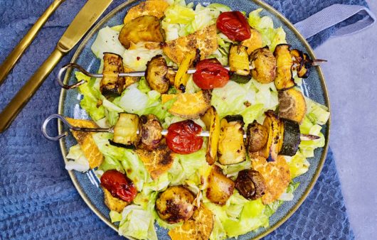 Gemüse-Fleisch-Spieße mit Salat