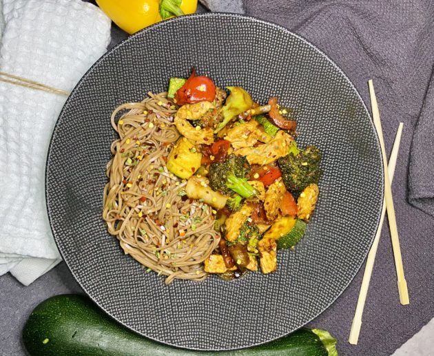 Soba Nudel Pfanne mit Hähnchen