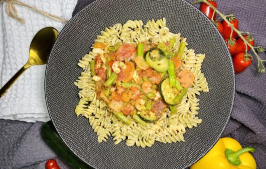 Pasta mit Shrimps und Gemüsesoße