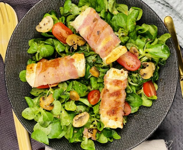 Feta im Speckmantel auf Salat