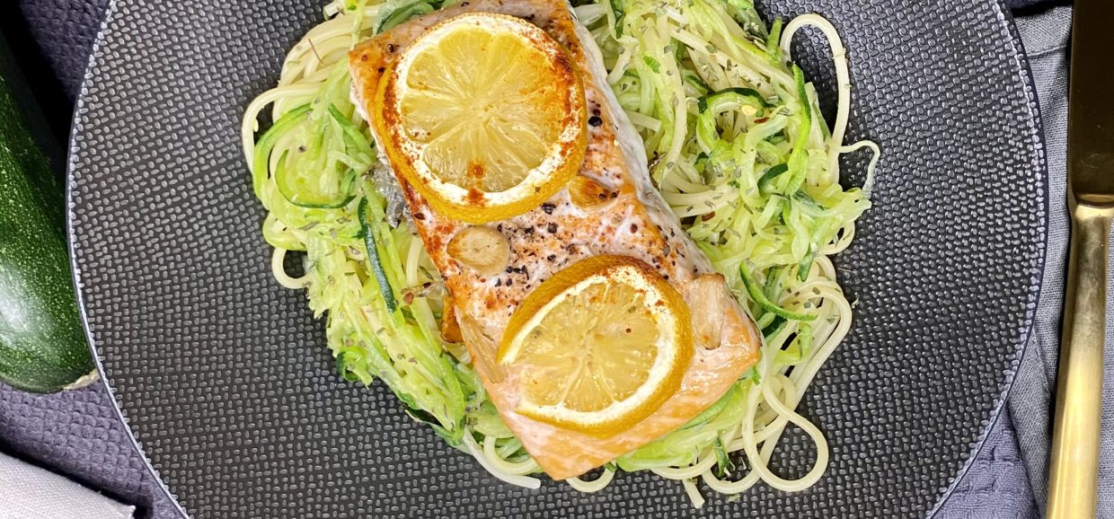 Zoodles mit Lachs