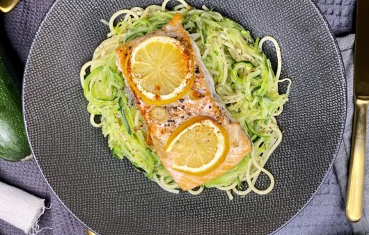 Zoodles mit Lachs