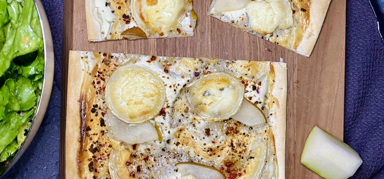 Flammkuchen mit Birne und Ziegenkäse