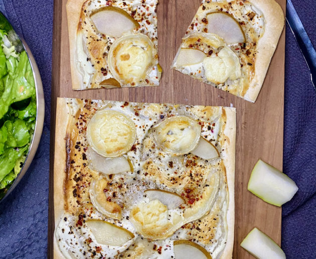 Flammkuchen mit Birne und Ziegenkäse