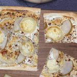 Flammkuchen mit Birne und Ziegenkäse